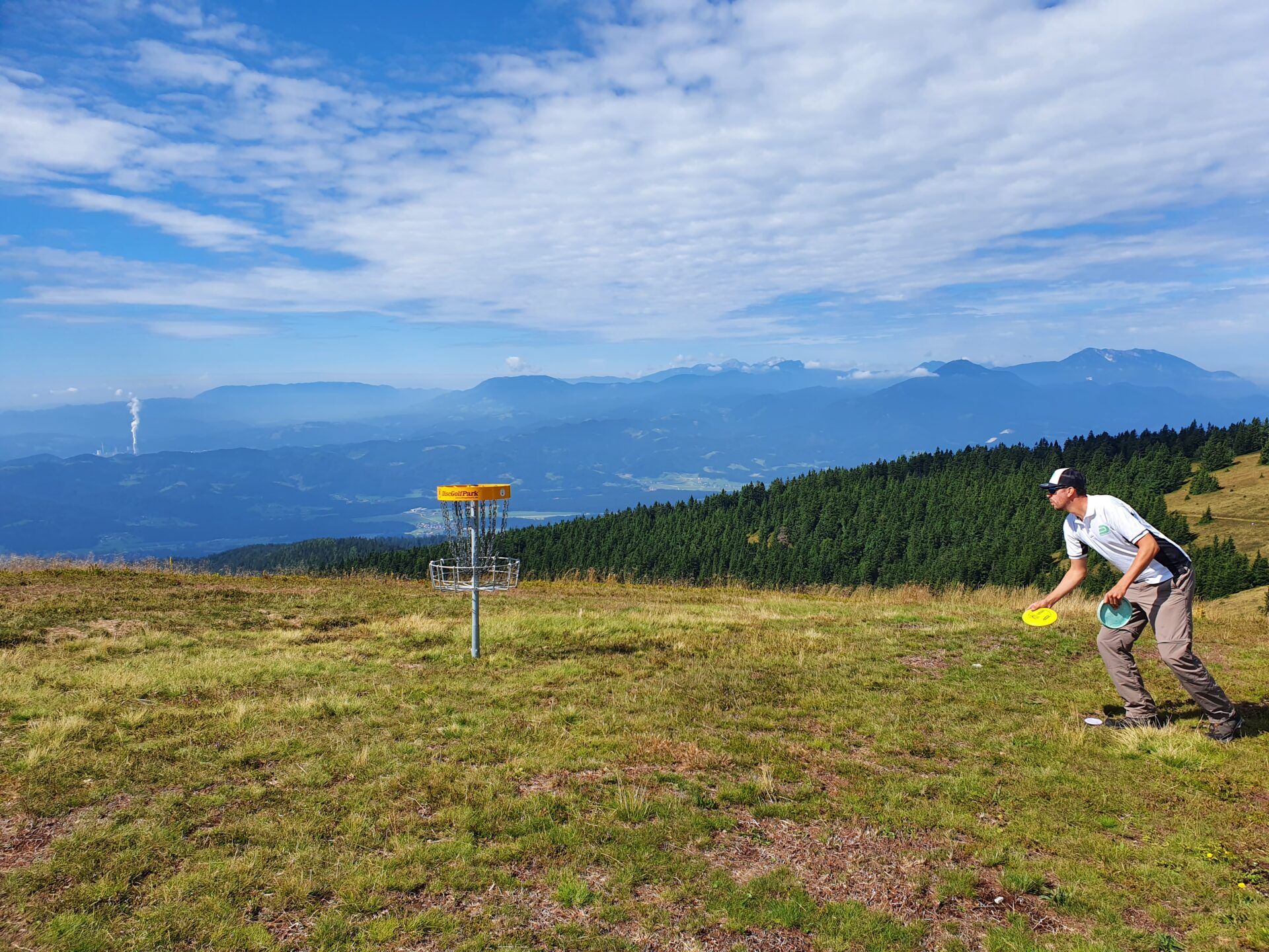 Was ist Discgolf Titelbild Discgolfer beim Putten